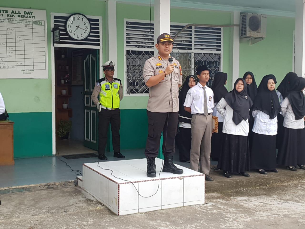 Jadi Pembina Upacara Di Sekolah, Kapolres Meranti Sampaikan Pesan Jauhi Narkoba